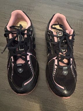 New Balance Women's Black and Pink Athletic Sneakers